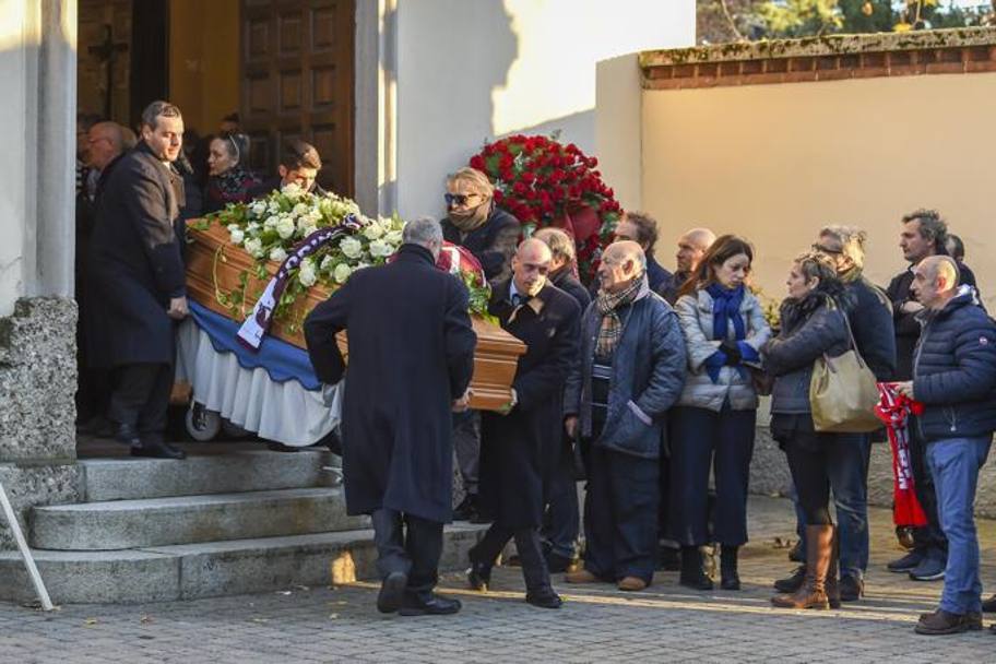 Il feretro di Gigi Radice esce dalla Chiesa della Residenza San Pietro in viale Cesare Battisti a Monza. LAPRESSE